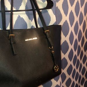Micheal Kors black purse/bag